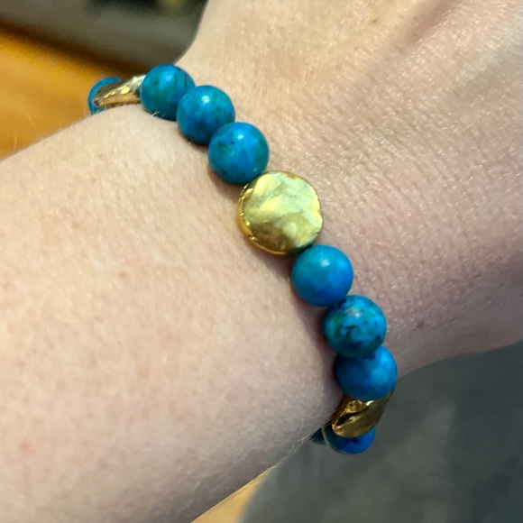 Magnesite and hammered metal bracelet - Picture 2 of 2